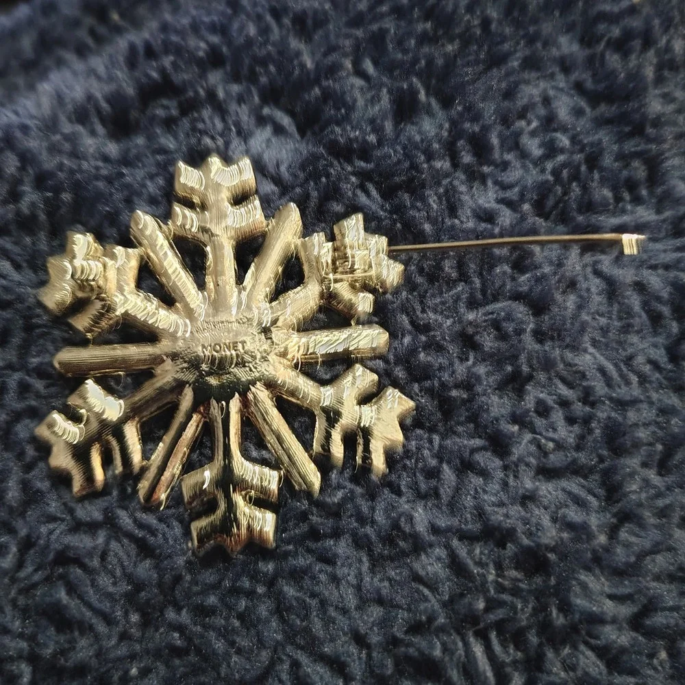 Vintage Monet Snowflake Brooch Crystal Rhinestone Silver Tone Winter‎ Pin Women